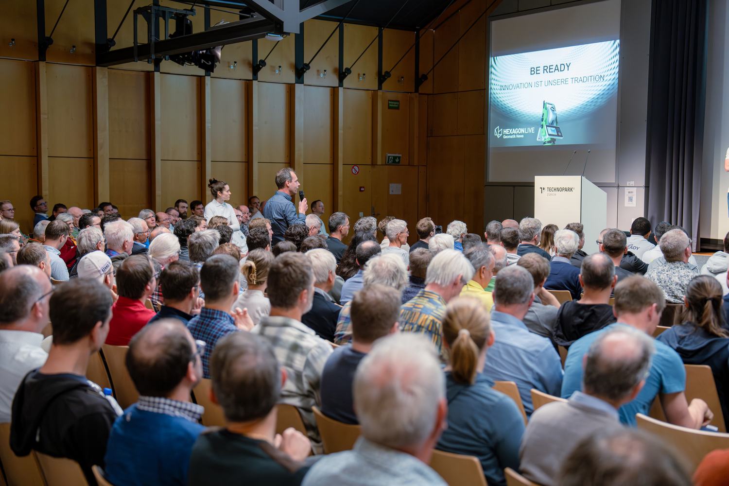 Vortrag vor vollem Auditorium bei Hexagon Live im Technopark Zürich