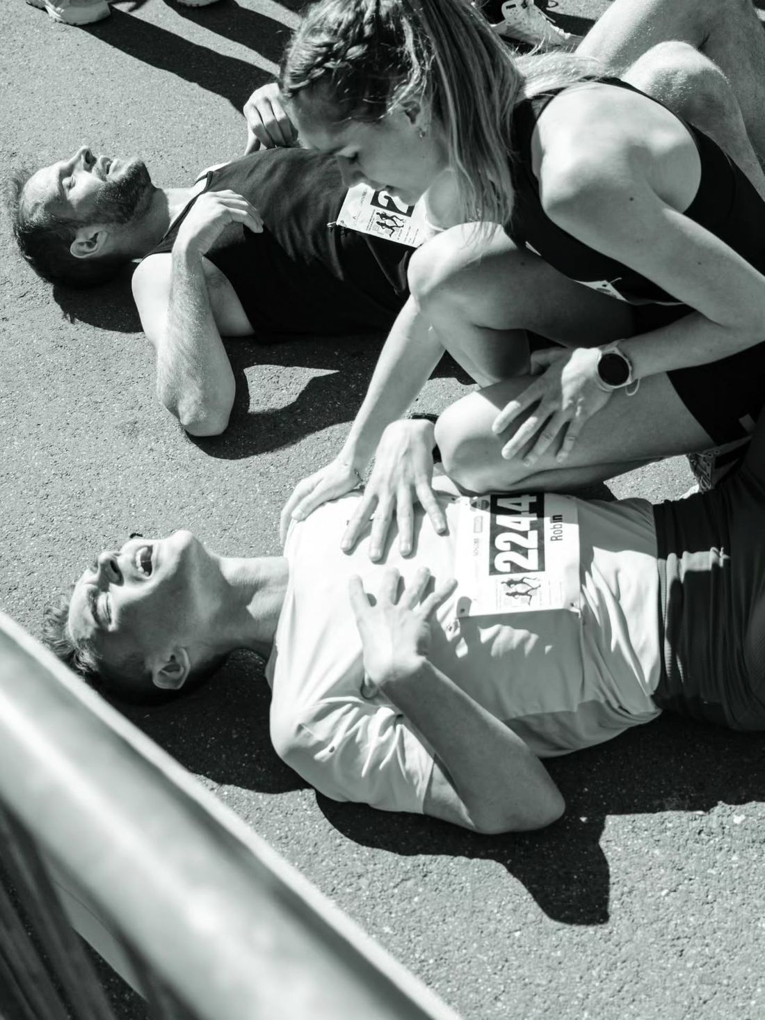Sportfotografie – erschöpfte Läufer nach dem Zieleinlauf