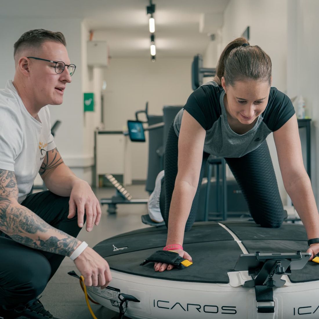 Trainingssession mit Physiotherapie-Gerät